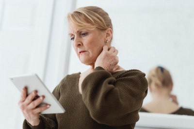 woman looking up the symptoms of ovarian cancer